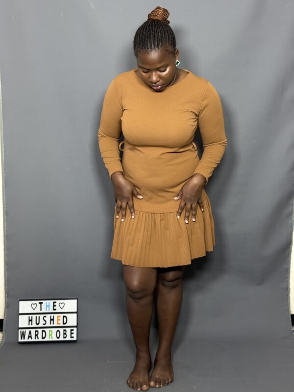 Chic camel-colored sweater dress - Image 2