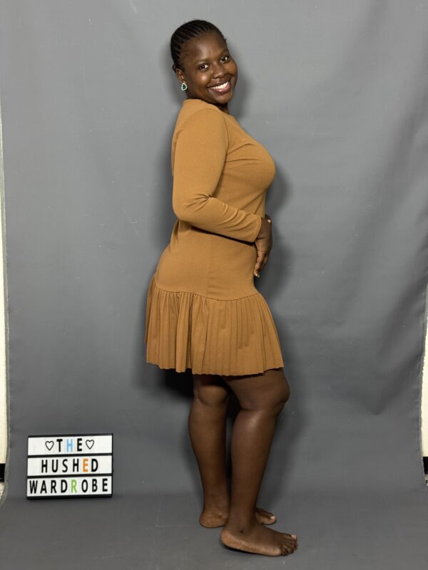 Chic camel-colored sweater dress - Image 4